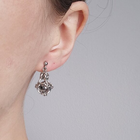 Victorian gothic silver captured pearl dangly earrings - Picture 6 of 6